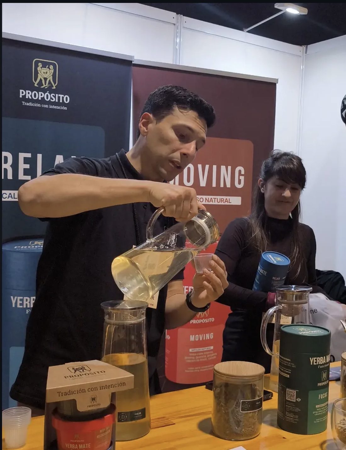 Degustación de yerba mate funcional Propósito en el stand de Expo Retail Saludable 2026, Buenos Aires